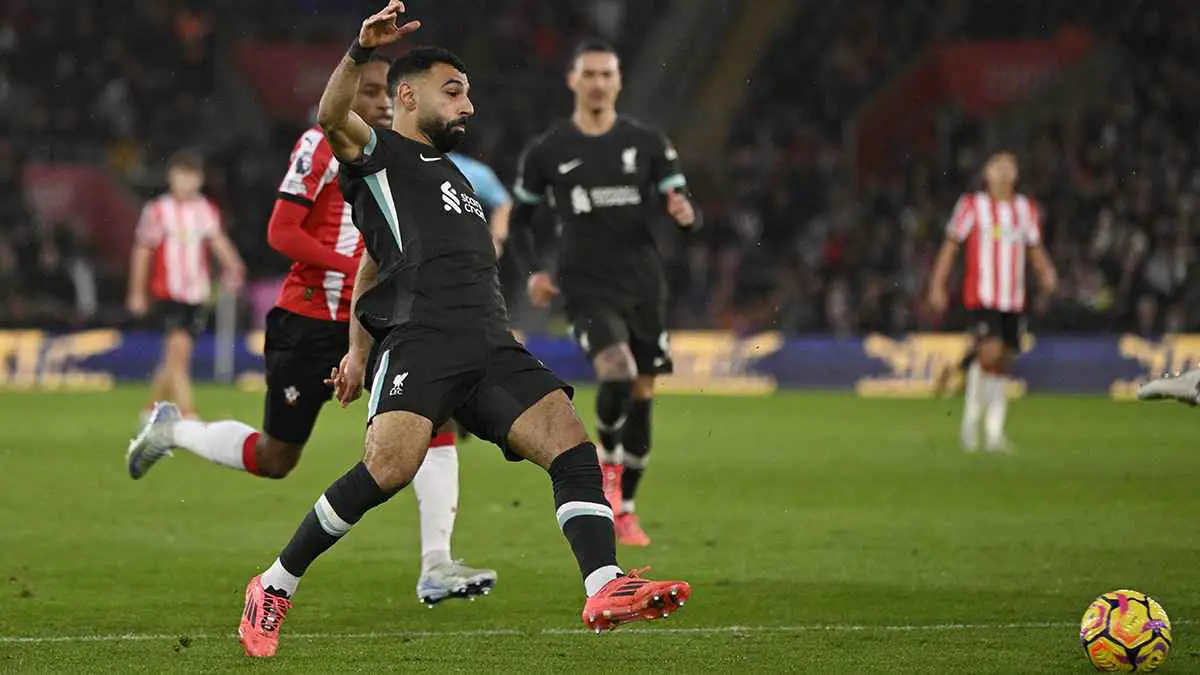 محمد صلاح يتخطى رقم أسطورة الكرة الإنجليزية (فيديو)