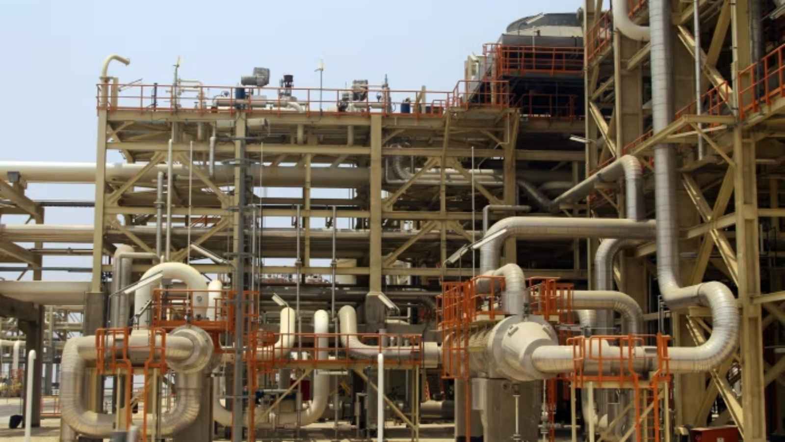 إيران ترد على العقوبات النفطية بالإعلان عن "عقد تاريخي"