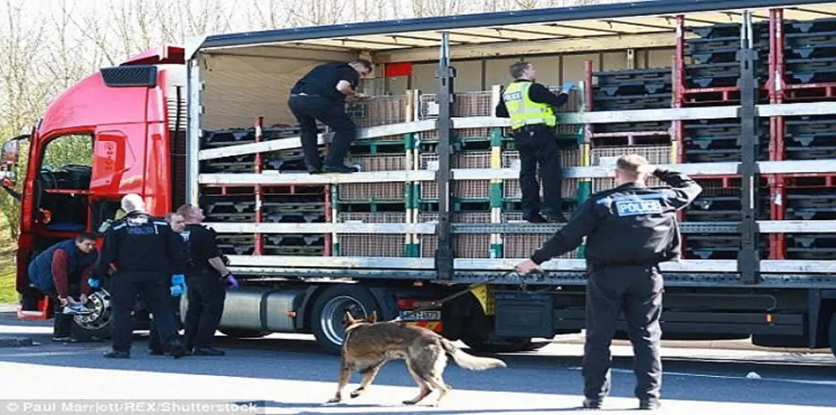 بالصور..  الشرطة البريطانية تكتشف مفاجأة صادمة بإحدى الشاحنات