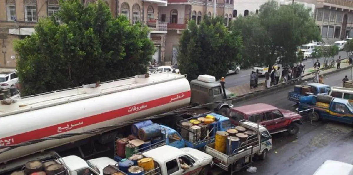 مقربون من هادي يهربون النفط لموانئ الحوثيين