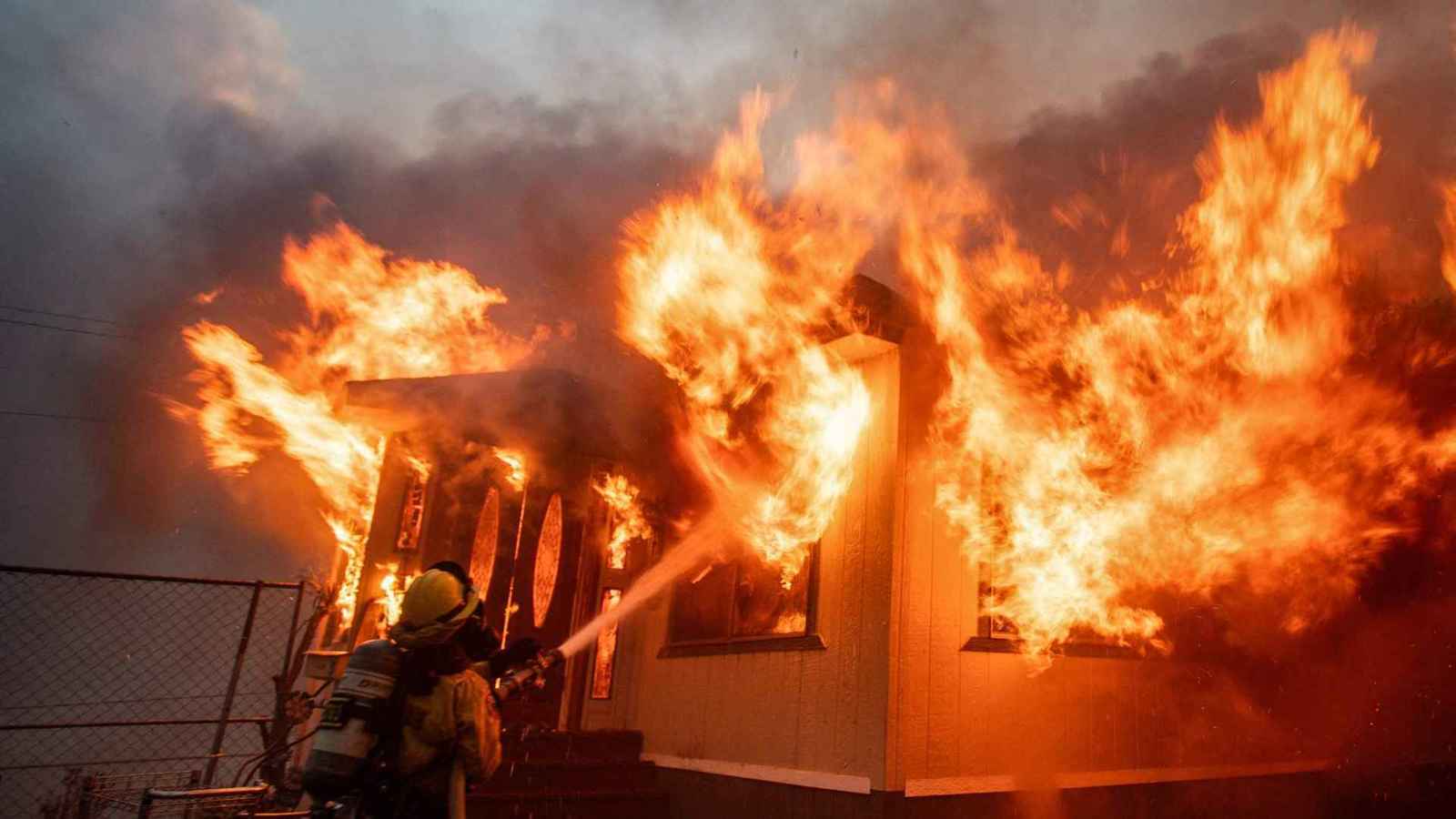 فاجعة مأساوية.. حريق يودي بحياة 5 أشقاء سوريين في لبنان (فيديو)