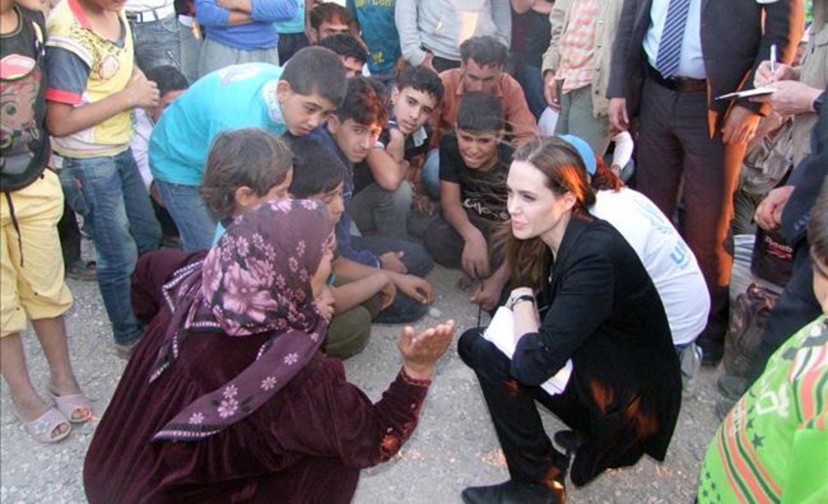 أنجلينا جولي تزور اللاجئين السوريين مجدداً