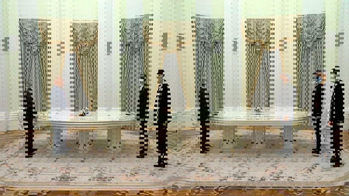 مصدران: بوتين جلس بعيدا عن ماكرون بعد رفضه الخضوع لفحص كورونا