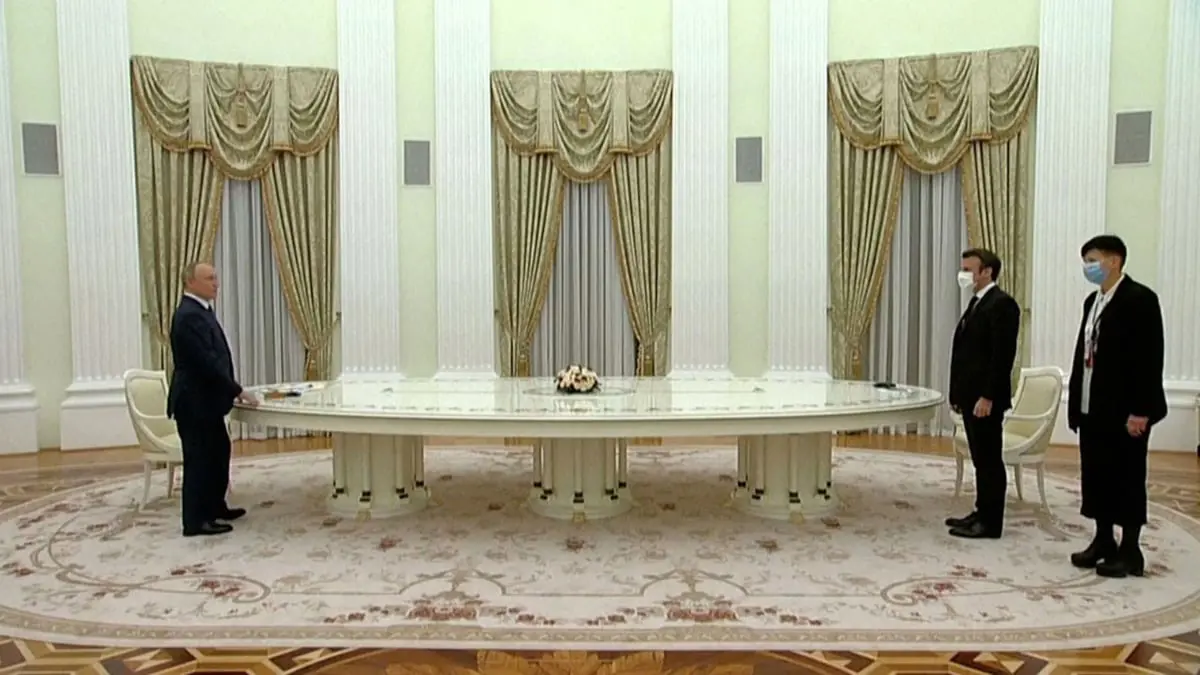 مصدران: بوتين جلس بعيدا عن ماكرون بعد رفضه الخضوع لفحص كورونا