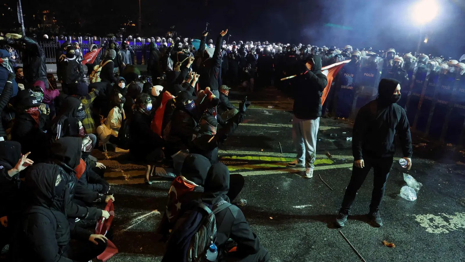 وسط احتجاجات.. محكمة تركية تأمر بحبس رئيس بلدية إسطنبول أكرم أوغلو