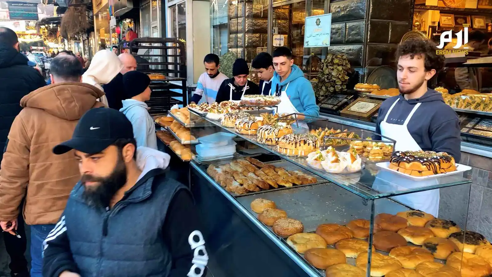 طقوس عصية على التغيير.. الحلويات الشامية تضيء موائد رمضان (فيديو إرم)