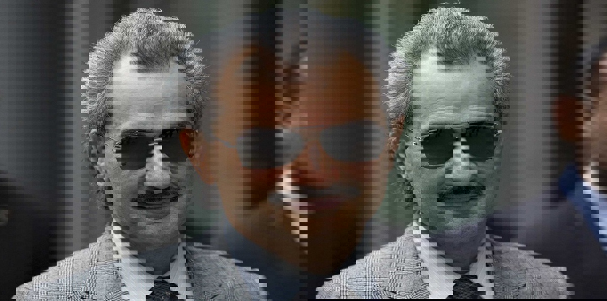 بالفيديو.. الوليد بن طلال يرافق ابنته ريم في تجربتها الأولى لقيادة السيارة في شوارع جدة