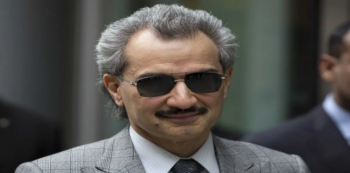 بالفيديو.. الوليد بن طلال يرافق ابنته ريم في تجربتها الأولى لقيادة السيارة في شوارع جدة