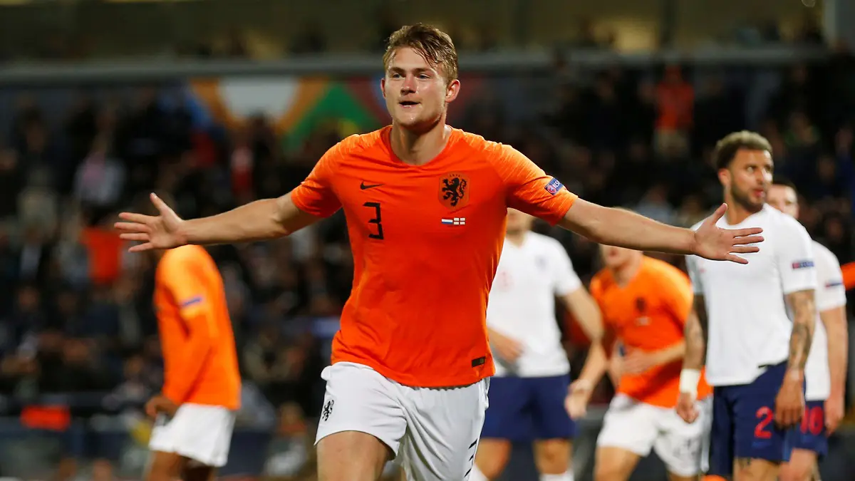 تقرير يكشف كواليس "الفشل المنتظر" لصفقة نادي برشلونة مع دي ليخت