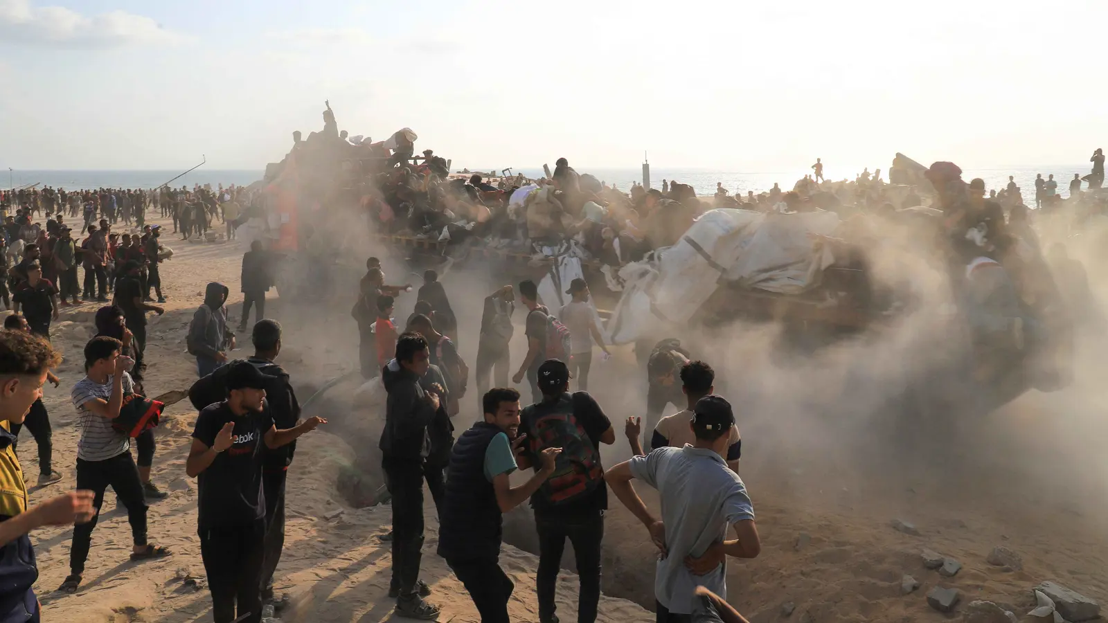 "افتراءات حقيرة".. نتنياهو وكاتس يردان على "هآرتس" بشأن مساعدات غزة