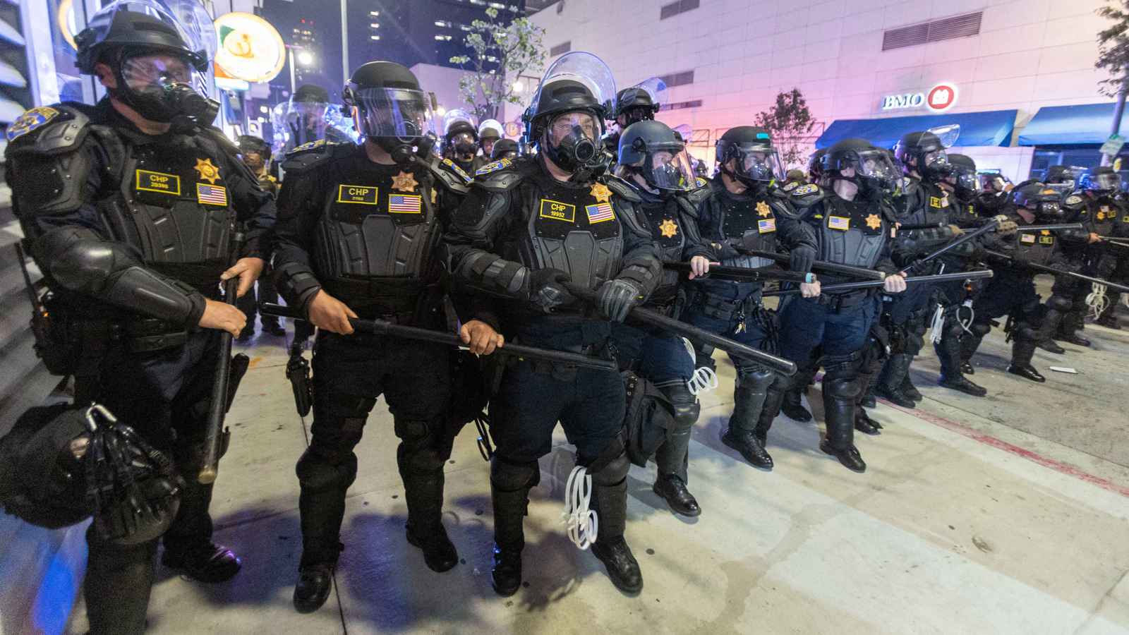 عمدة لوس أنجلوس تعلن حالة طوارئ وحظر تجوّل ليلي