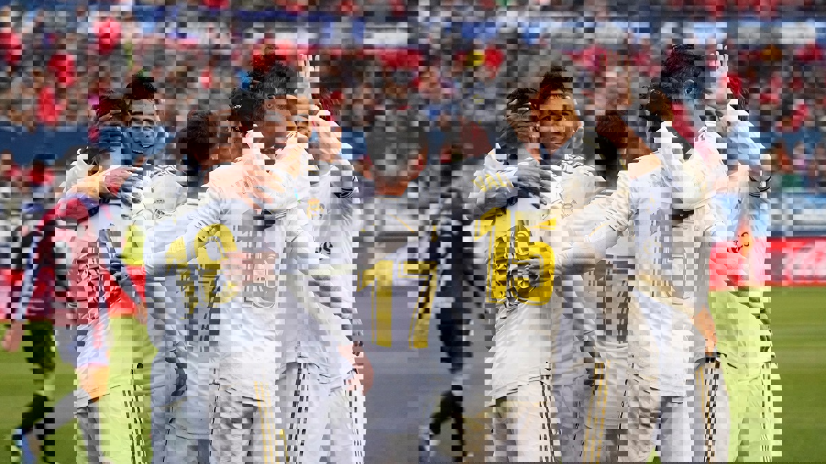 خافيير تيباس يحدد موعد استئناف الدوري الإسباني