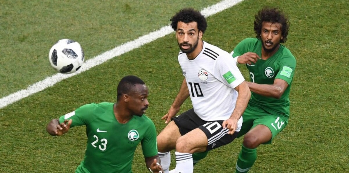 سباق سرعة رهيب بين محمد صلاح ومعتز هوساوي خلال مباراة مصر والسعودية.. من تفوق؟ (فيديو)