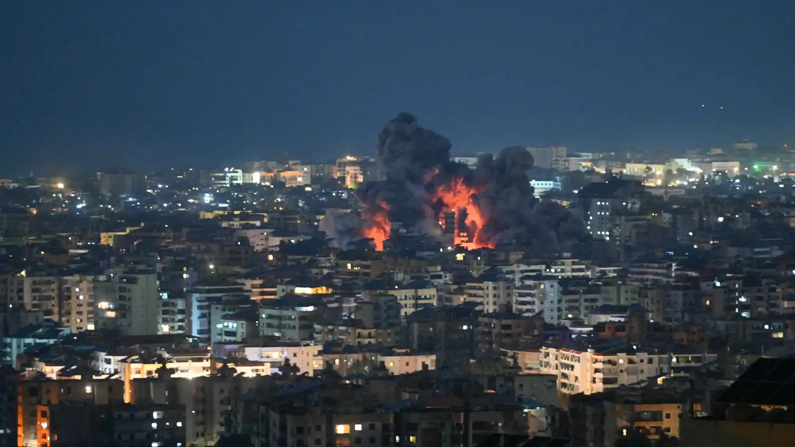 غارة إسرائيلية تستهدف عنصرا من "حزب الله" في بيروت (فيديو)