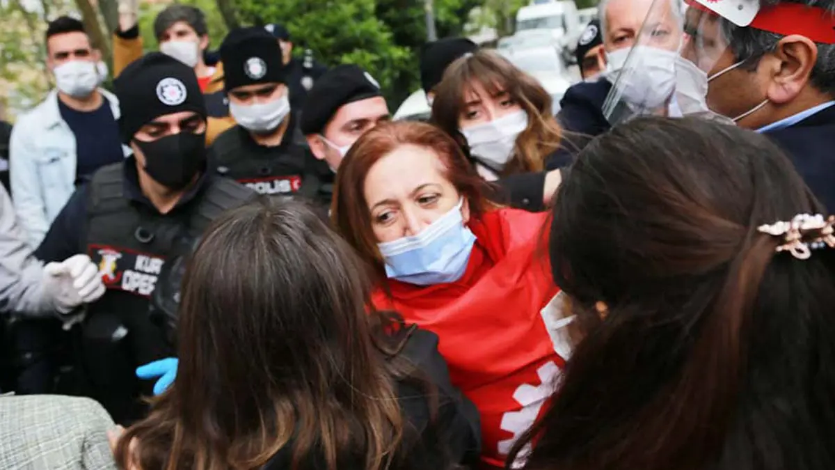 السلطات التركية تقمع مسيرة للعمال في إسطنبول وتوقف مسؤولين نقابيين (صور)