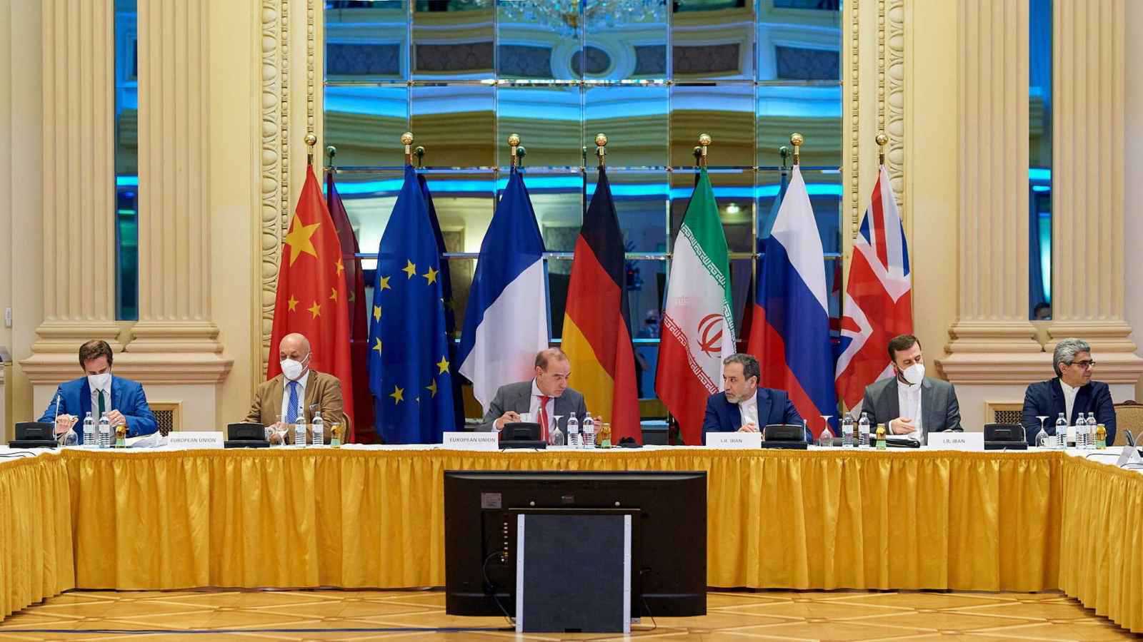 دبلوماسية الوقت الضائع.. هل يمنع التمديد المؤقت انهيار الاتفاق النووي الإيراني؟