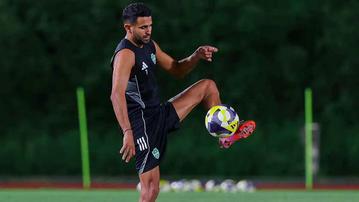 رياض محرز أحدث ضحية.. يايسله "يقلم أظافر" نجوم الأهلي السعودي