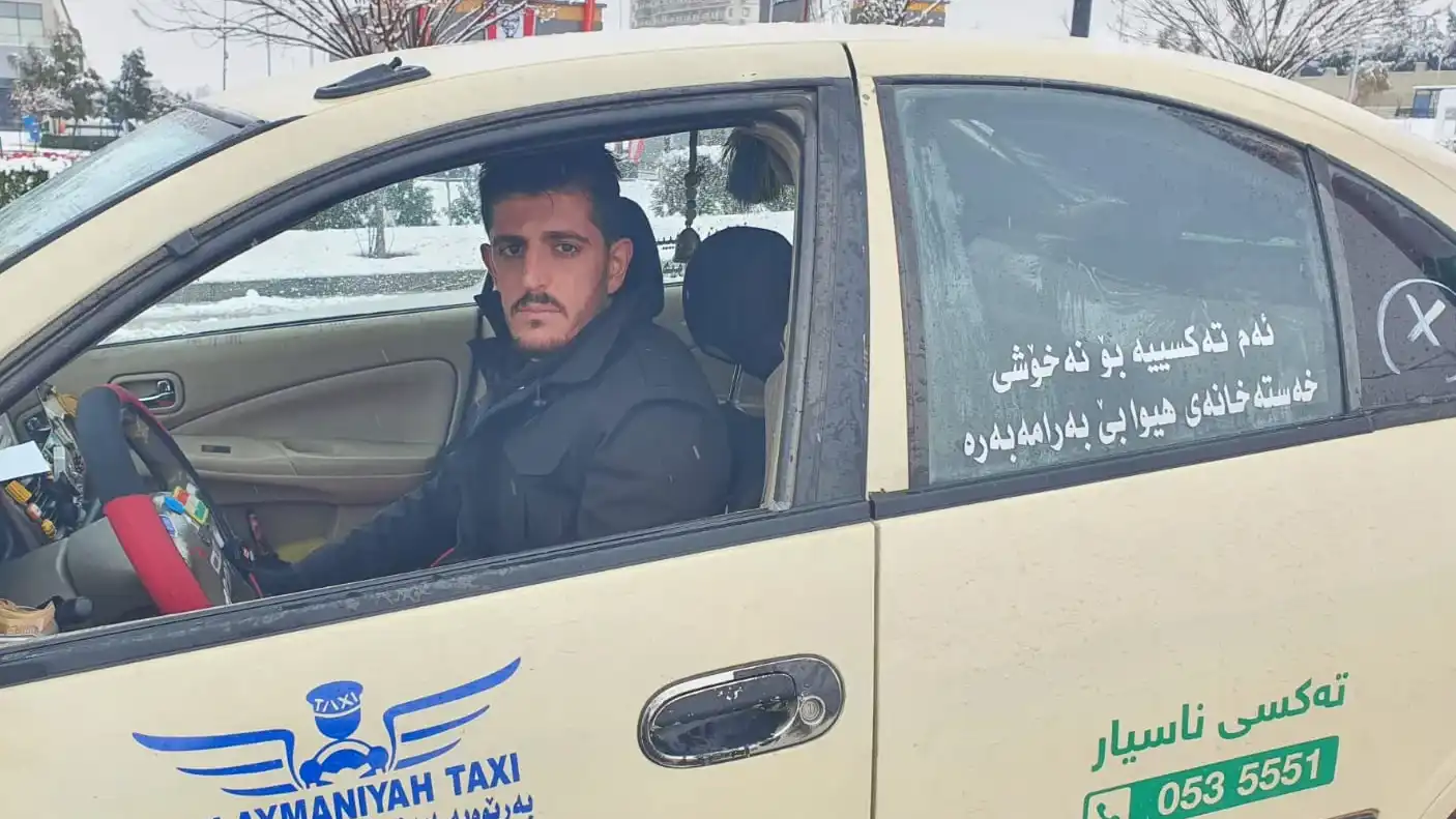 تكريما لذكرى والده.. سائق يخصص سيارته لمرضى السرطان