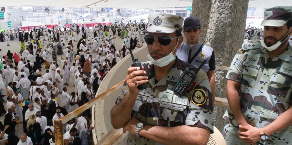 كيف تعامل الأمن مع حاجة أصرت على طلب غريب خلال رمي الجمرات؟ (صورة)