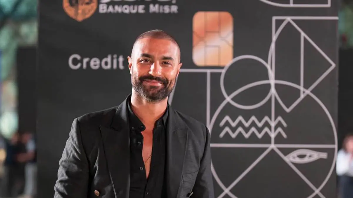 كريم فهمي وصبا مبارك بقصة حب مهددة بالانهيار في "220 يوم"