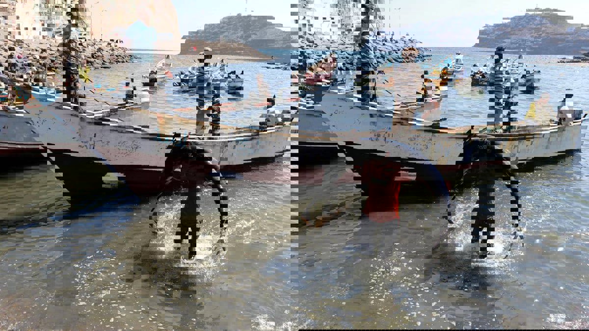 كارثة بيئية تهدد سواحل عدن إثر تسرب نفطي