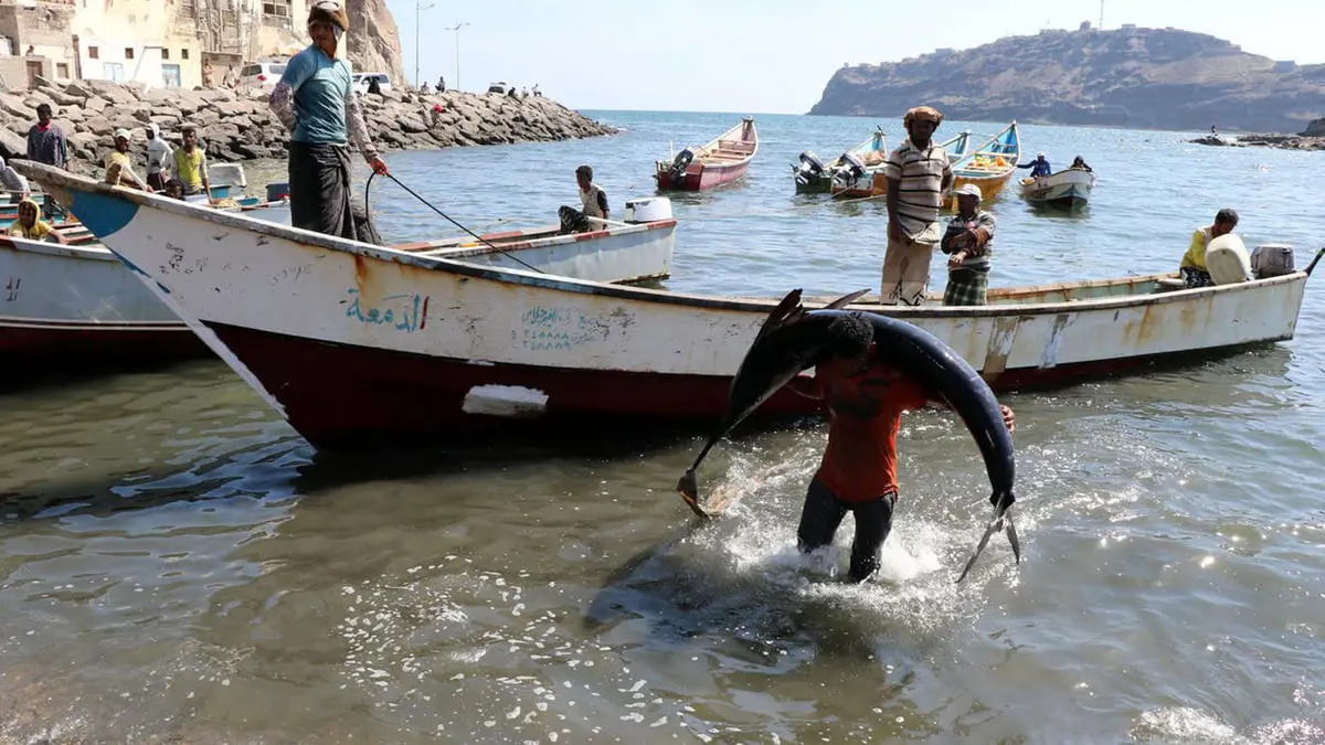 كارثة بيئية تهدد سواحل عدن إثر تسرب نفطي