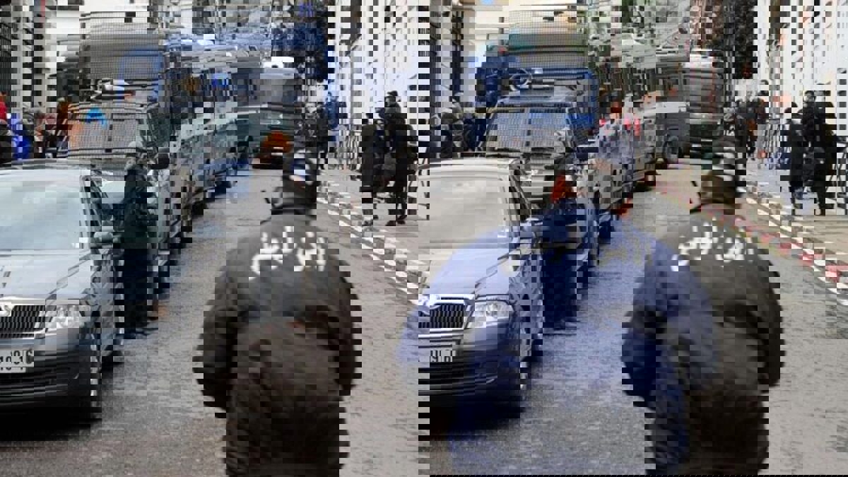 القبض على جزائري هدّد رافضي الانتخابات الرئاسية بالسلاح (فيديو)