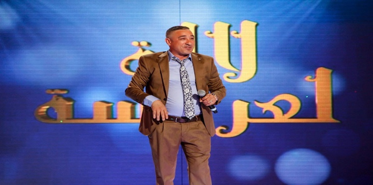 انتشار مقطع فيديو للفنان المغربي سعيد الصنهاجي وهو عار تمامًا في جلسة مع فتيات