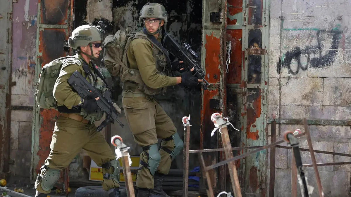 اشتباكات عنيفة خلال اقتحام الجيش الإسرائيلي مخيم "عقبة جبر" في أريحا