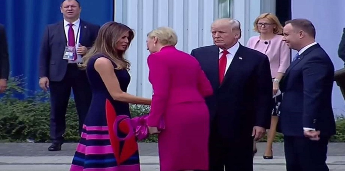 بالفيديو.. لاحظ وجه ترامب عندما لم تصافحه زوجة الرئيس البولندي
