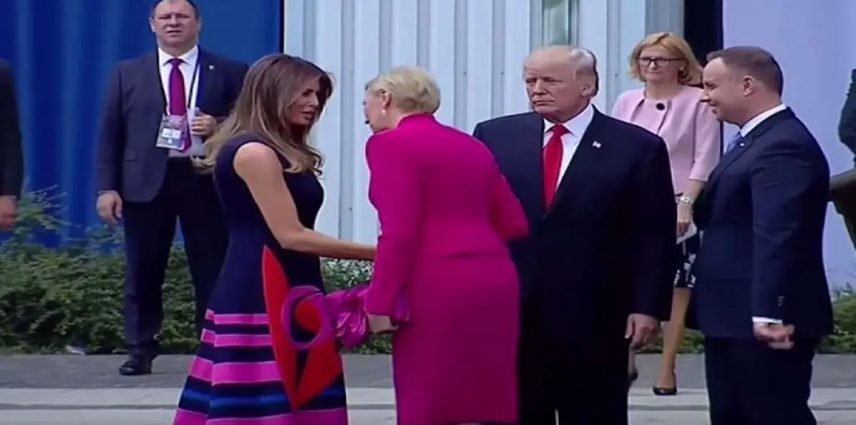 بالفيديو.. لاحظ وجه ترامب عندما لم تصافحه زوجة الرئيس البولندي