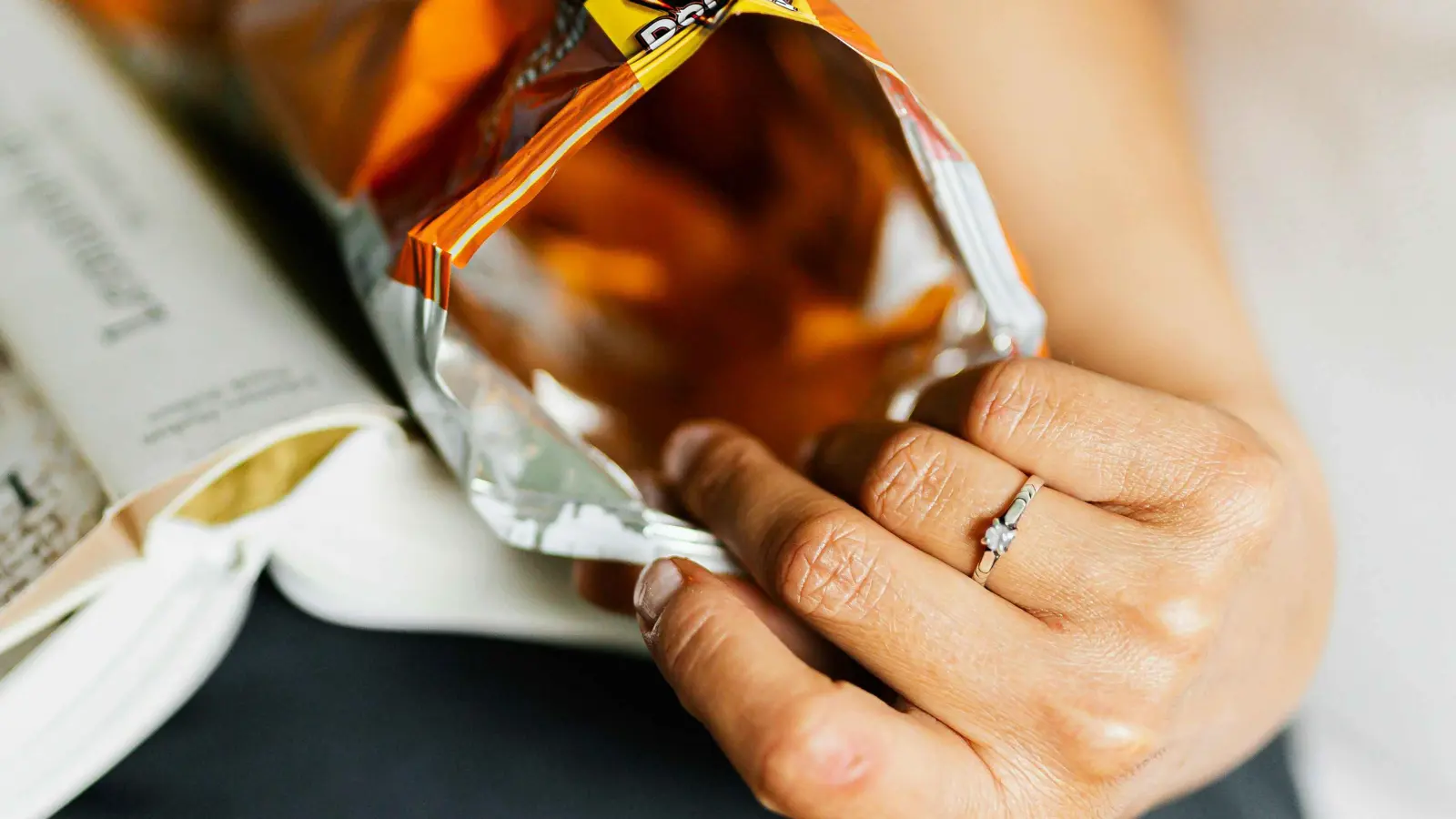 هل تأكل كيس رقائق البطاطا كاملا؟ إليك ما يجب أن تعرفه