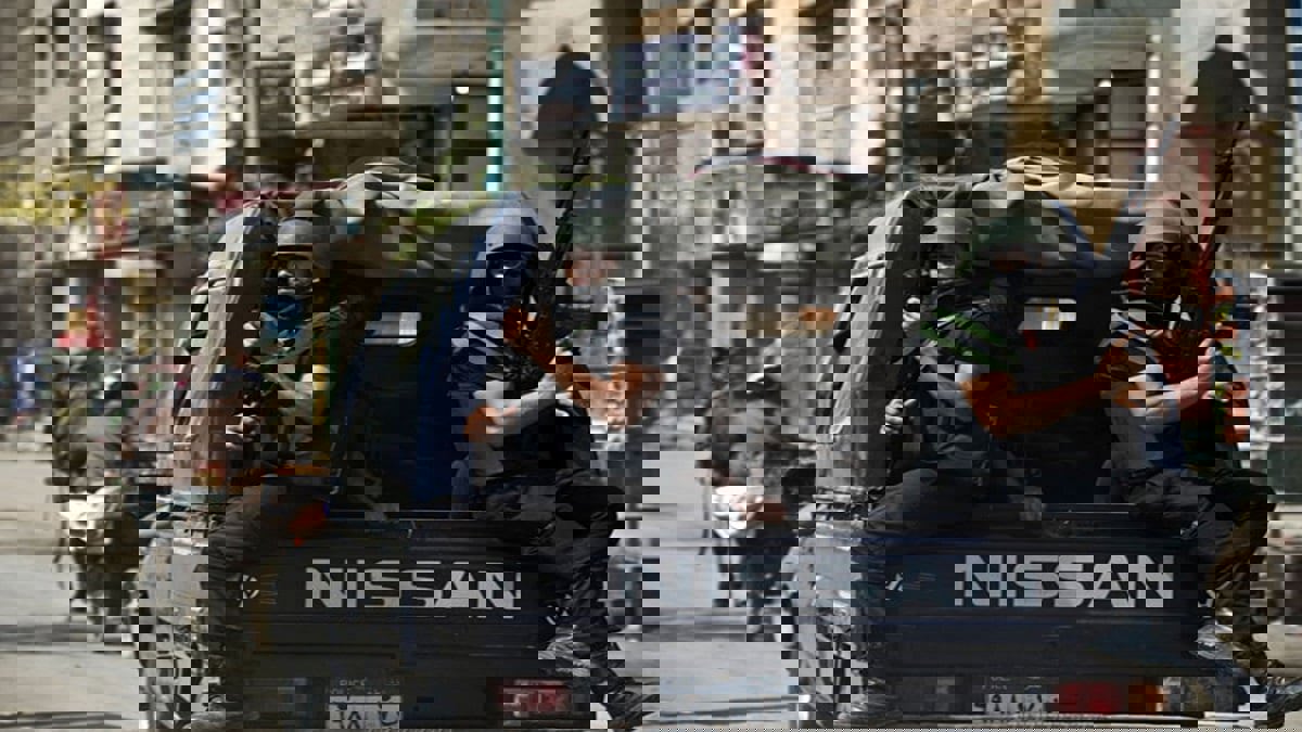 مصر.. شبان يثيرون ذعر مريض نفسي بكلب مفترس (فيديو)