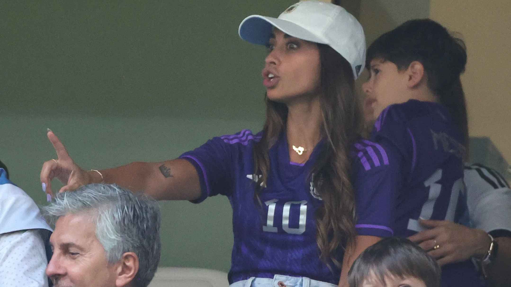 رد فعل أنتونيلا بعد إهدار ميسي ركلة ترجيح أمام الإكوادور (فيديو)