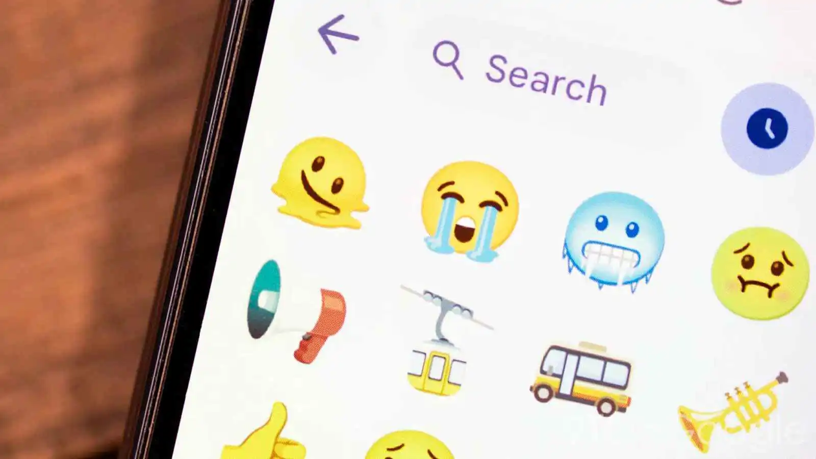 "غوغل" تُعيد تصميم "الإيموجي" بمحاكاة أسلوب "أبل"