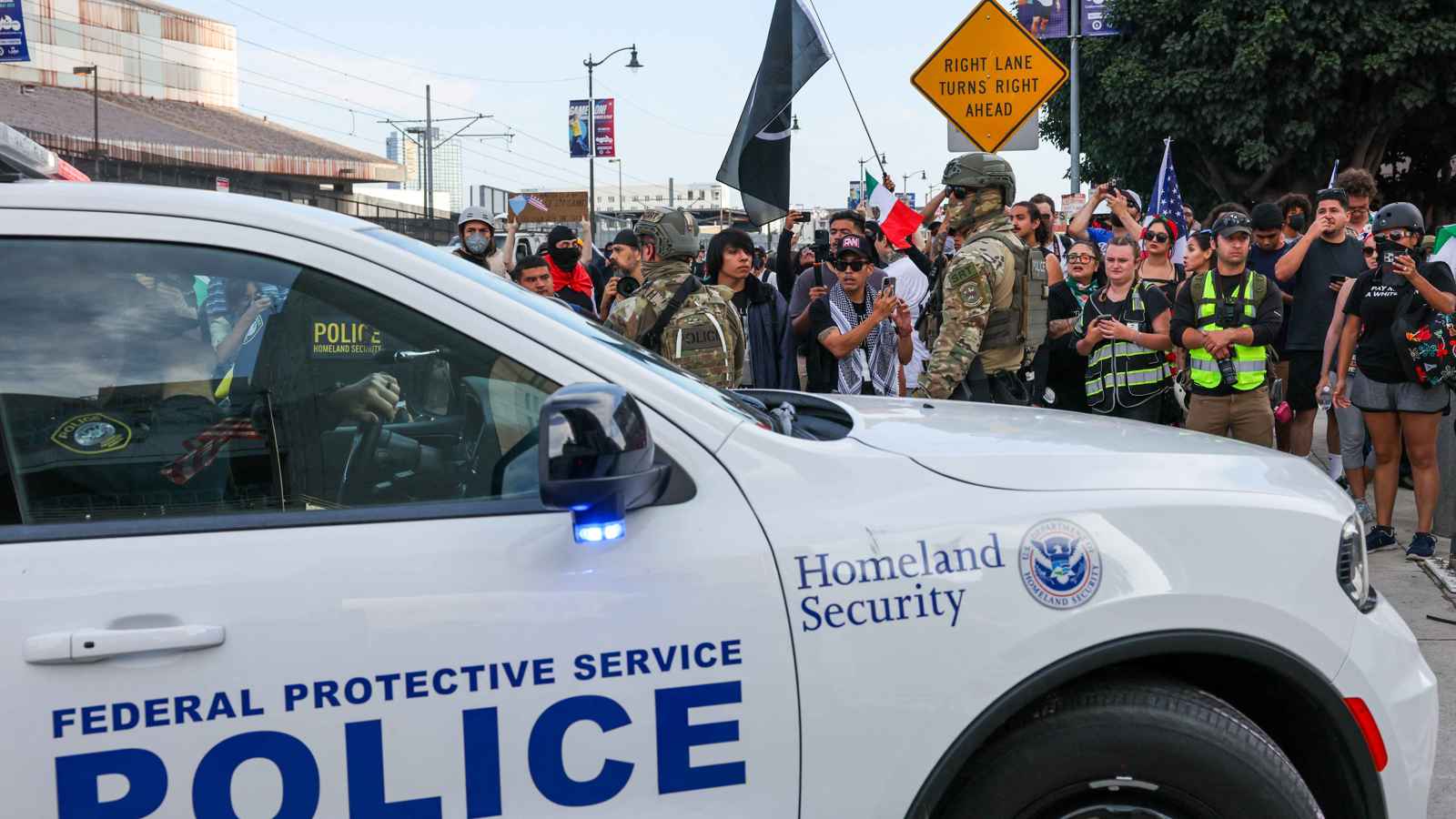 على وقع الاحتجاجات.. إدارة ترامب تعلّق مداهمات المزارع والفنادق