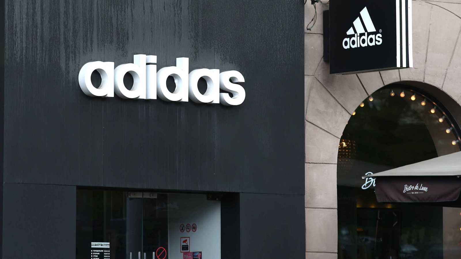 "أديداس" الألمانية تعتذر للمكسيك بعد أزمة تسبب بها تصميم حذاء (صور)