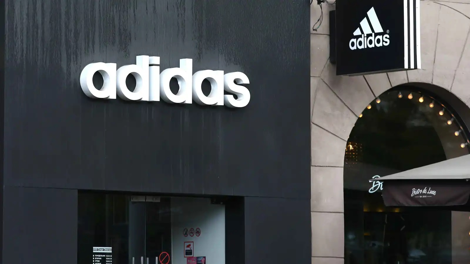 "أديداس" الألمانية تعتذر للمكسيك بعد أزمة تسبب بها تصميم حذاء (صور)