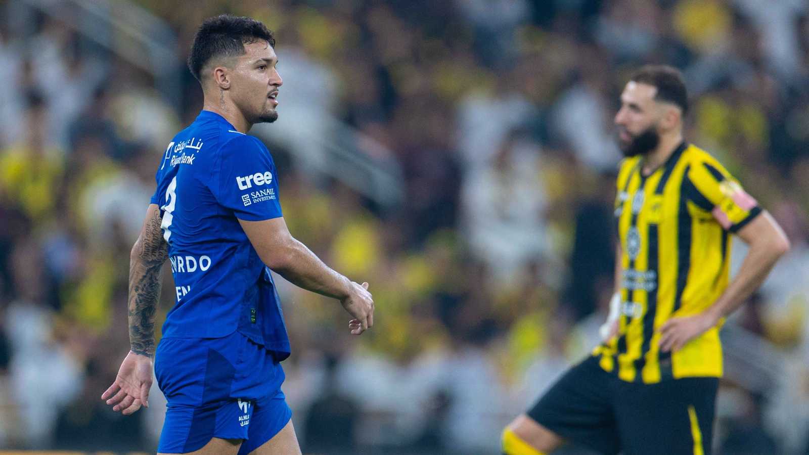 احتفل أمامهم.. نجم الهلال يفجر غضب جمهور الاتحاد السعودي (فيديو)