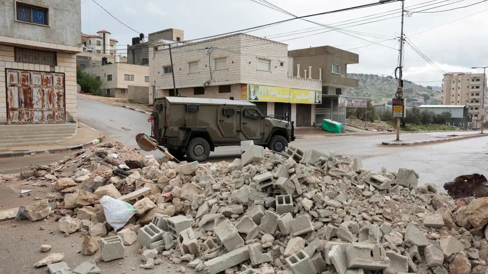 إصابة فلسطيني بعد دهس آلية إسرائيلية سيارته في الضفة الغربية (فيديو)