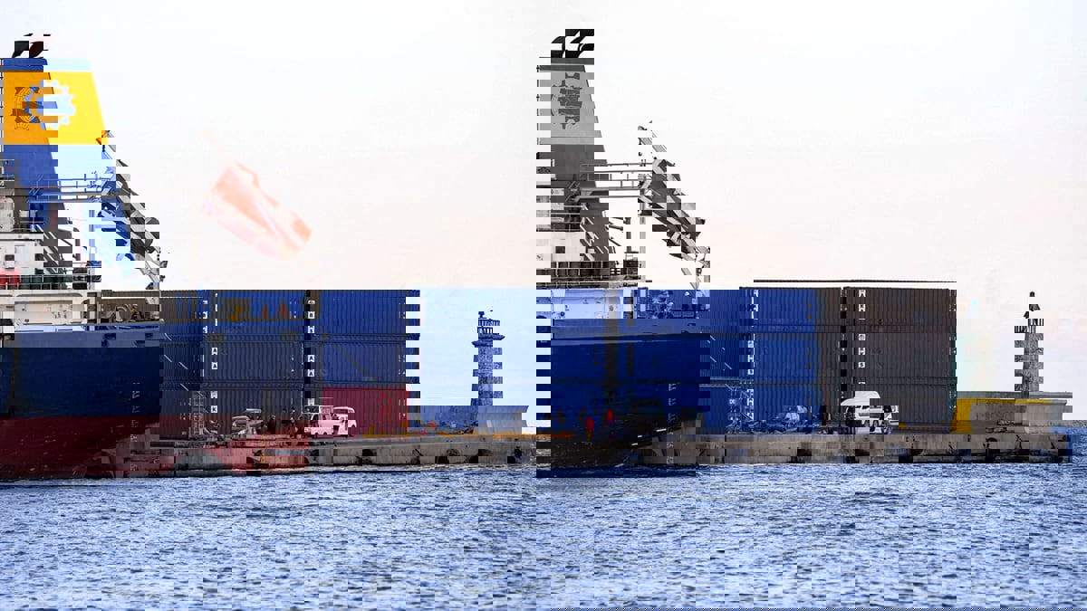 بعد عامين من الجدل.. السلطات التونسية تبدأ إعادة النفايات الإيطالية