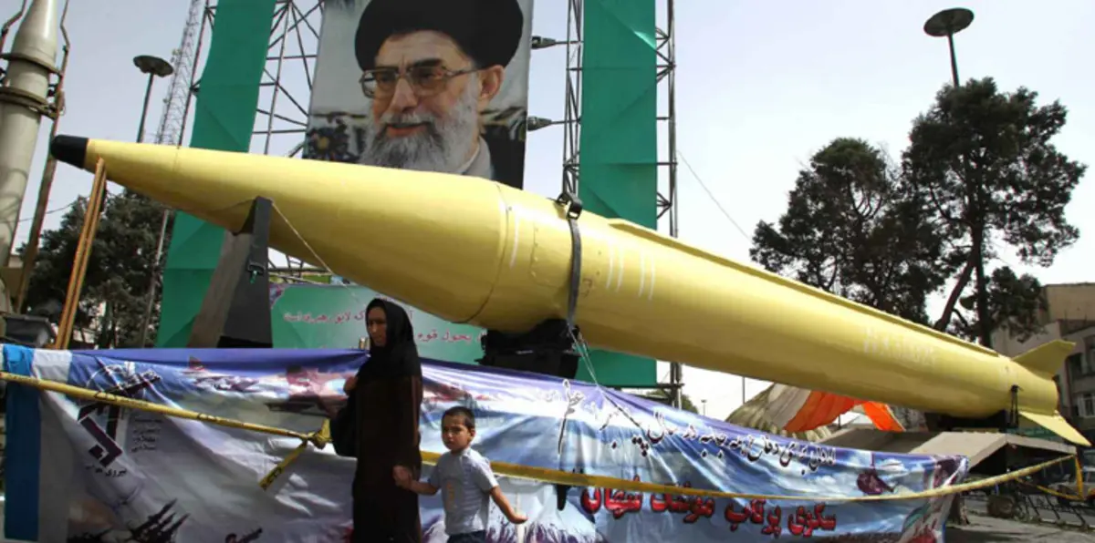 موقع إسرائيلي: إيران ستنتج القنبلة النووية أواخر العام المقبل