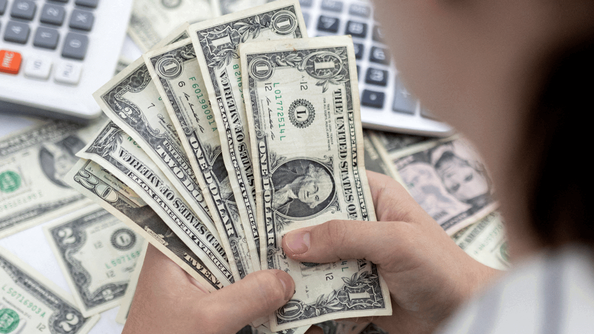  الدولار عند أدنى مستوى له في شهر بعد انخفاض عوائد السندات الأمريكية