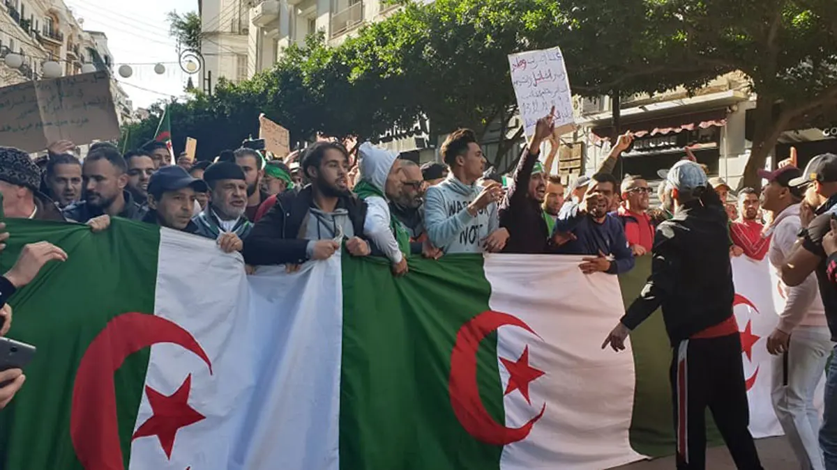 الجزائر.. تظاهرات رافضة لانتخابات الرئاسة والحكومة تردّ بمناظرة للمرشحين(صور)