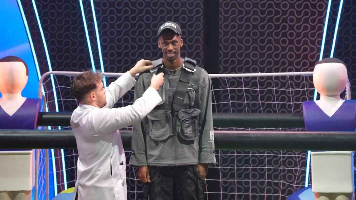 والله دُخت.. رامز جلال يجبر "كنو" على التجديد لنادي الهلال (فيديو)