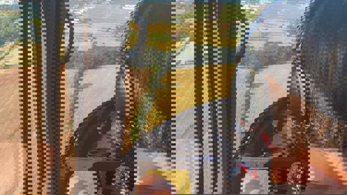 توم كروز يفاجئ عائلة بريطانية بهبوط مروحيته في حديقتهم