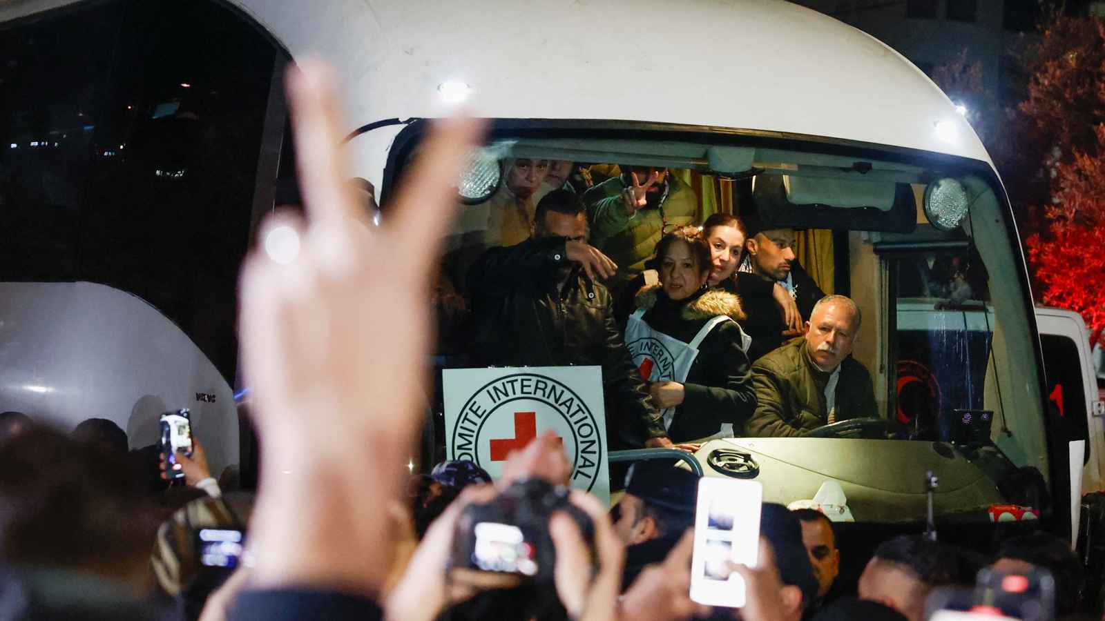 في انتظار إبعادهم.. مصر تستقبل 97 سجينًا فلسطينيًا محررا