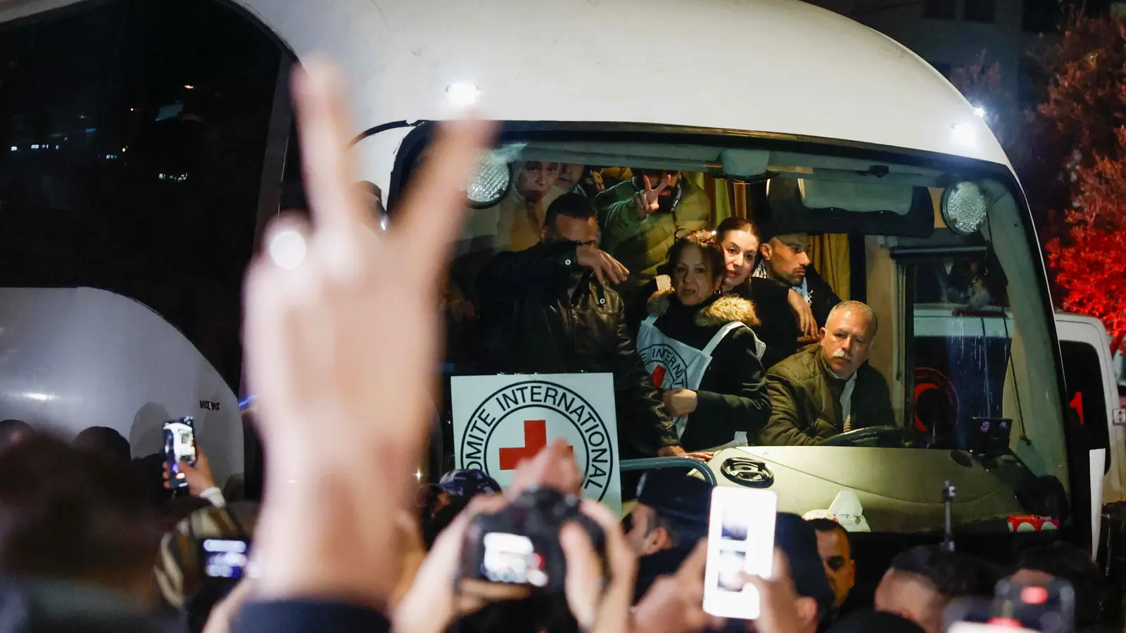 في انتظار إبعادهم.. مصر تستقبل 97 سجينًا فلسطينيًا محررا