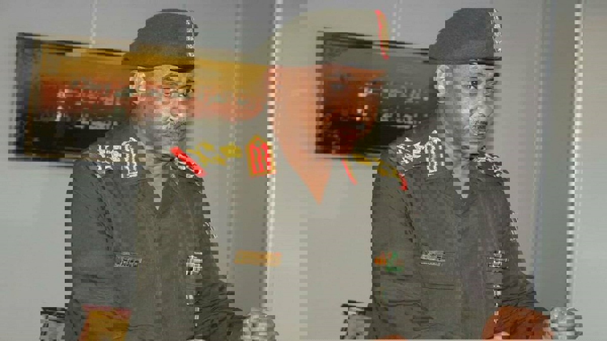 عائلة رئيس أركان الجيش السوداني تنظم له استقبالًا خاصًا بعد استقالته من المجلس العسكري (فيديو)