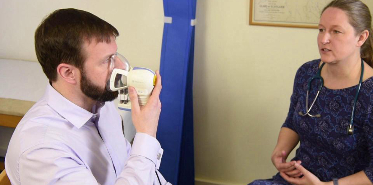 اختبار تنفس جديد يساعد في كشف مرض السرطان خلال 30 ثانية (صور)